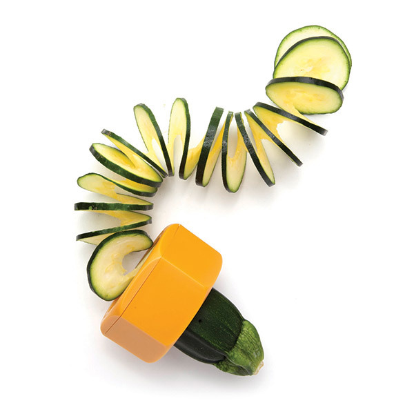 Cortador de frutas y verdurasm en espiral de Monkey BusinessImagen